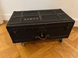 Offizierskiste auf Rädern / Salontisch / Beistelltisch