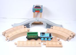 Thomas Lok mit Wagen, Schienen, Brücke u Steine Ladestation