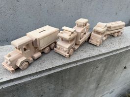 Drei Holzspielzeug Lastwagen Set