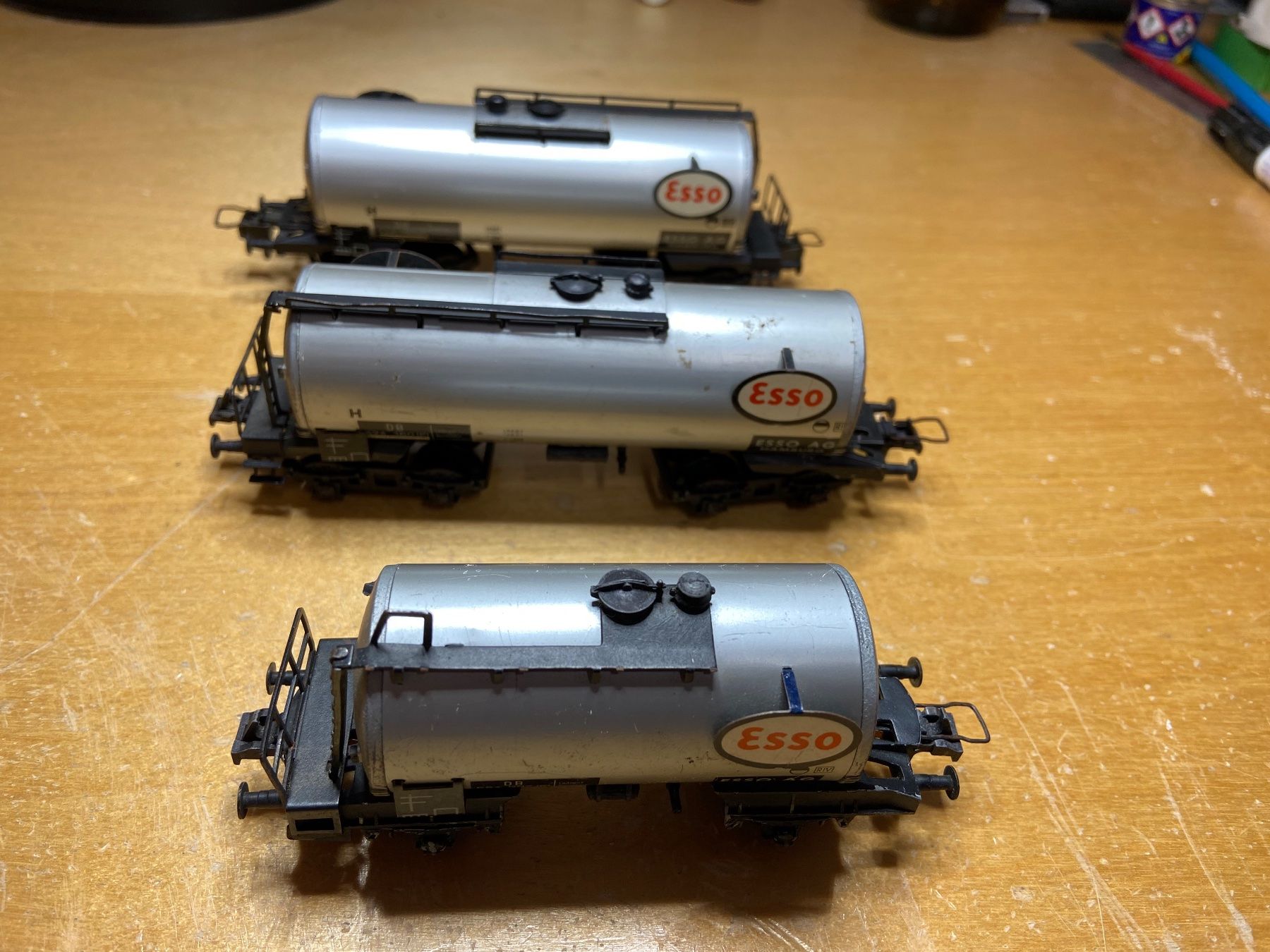 Trix Modellini di ferrovie: 3 Trix Express Kesselwagen Esso – Usato da Basel venduto da Relaphe