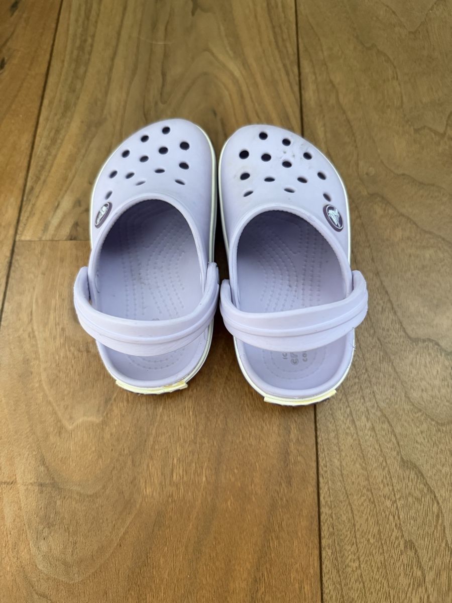 Crocs Chaussures garçon: Süsse Schuhe von Crocs – D'occasion à Au SG par Sukirl 1