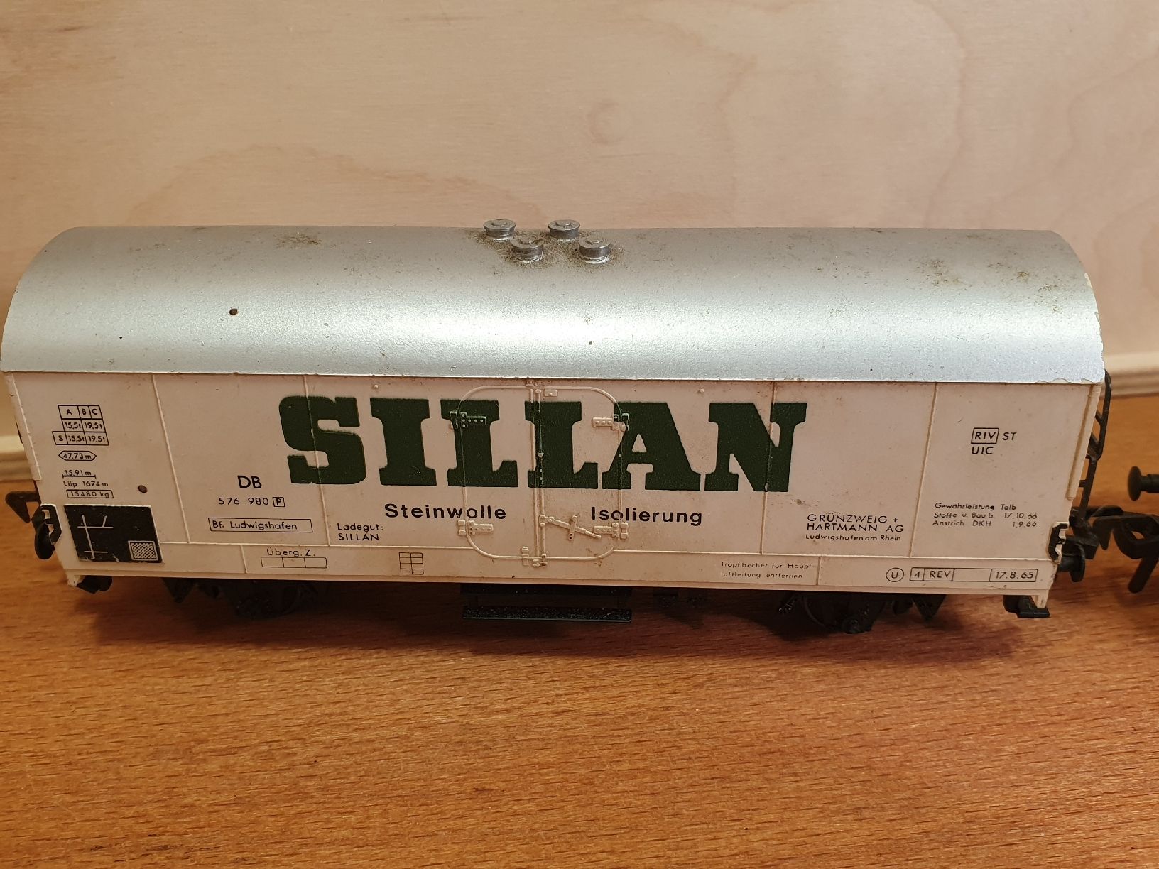 Fleischmann Modellini di ferrovie: Vier alte Fleischmann Güterwagen in HO – Usato da Riehen venduto da Sandra184 4