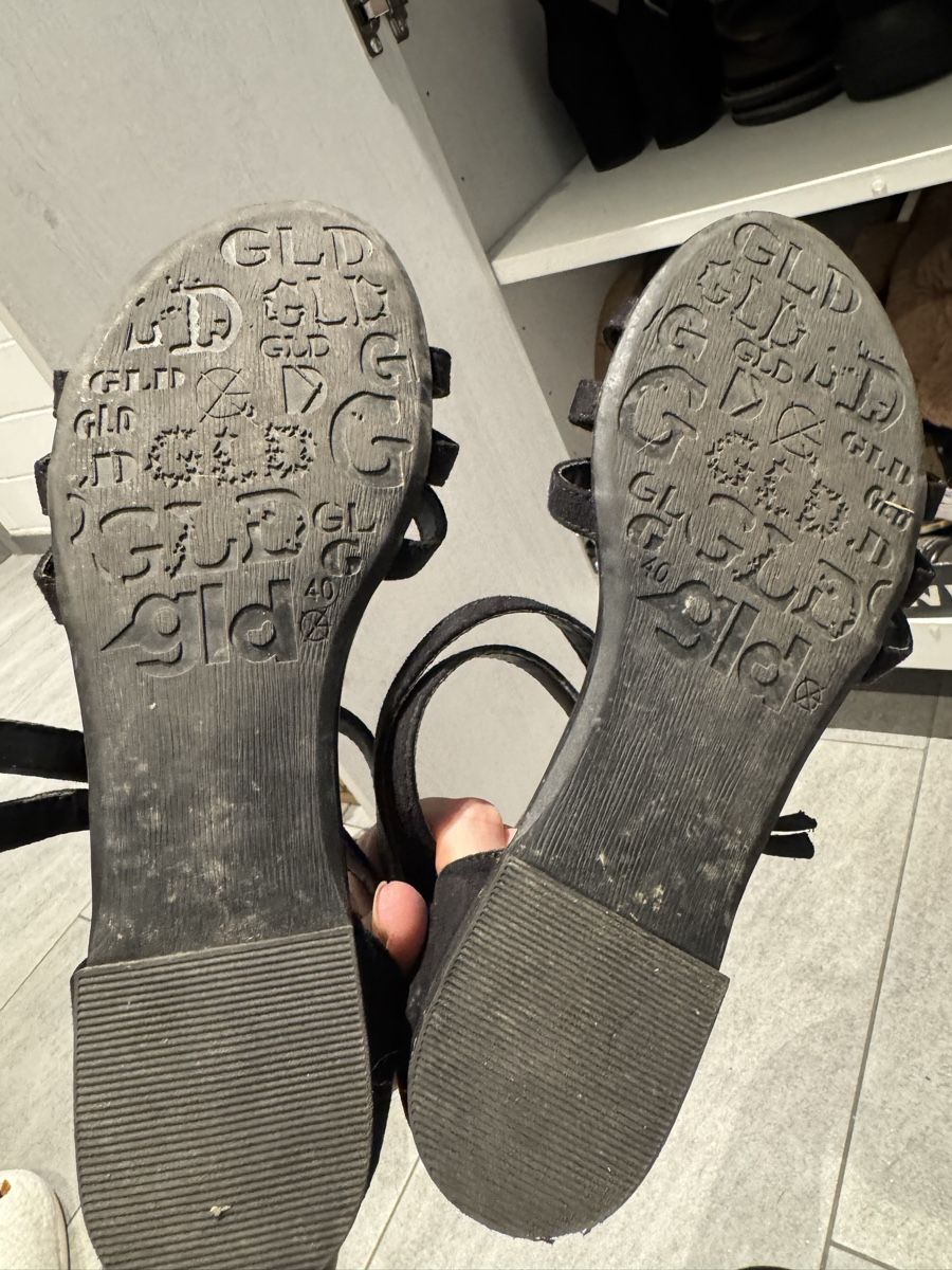 Graceland Scarpe da donna: Schwarze Graceland Sandalen, Gr. 40 – Nuovo (secondo la descrizione) da Holziken venduto da BlackCrow 1