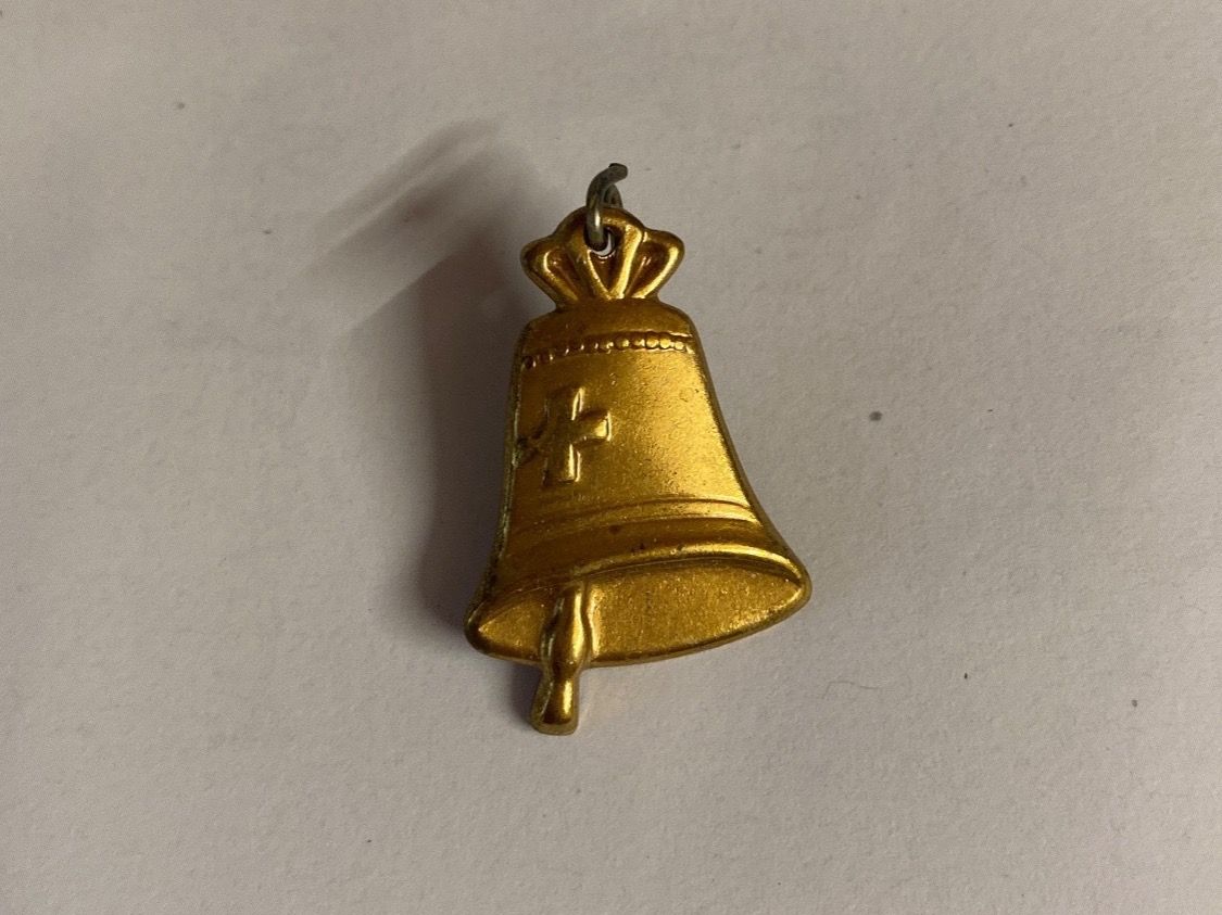 Placchette & Badge: EPINGLETTE - CLOCHE AVEC CROIX – Usato da Le Brassus venduto da cinema13
