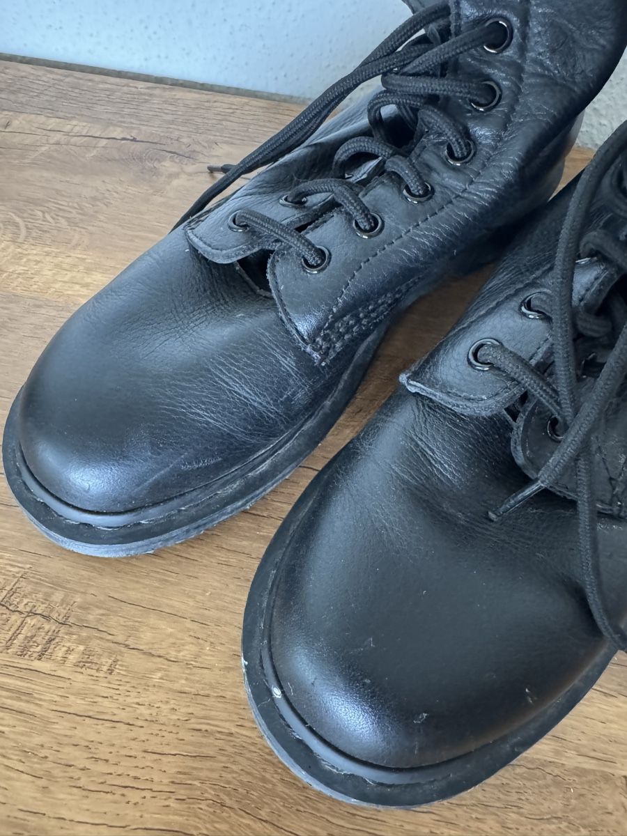 Dr. Martens Chaussures femmes: Dr. Martens, Modèle 1460 Pascal Mono, Noir, Taille 41. – D'occasion à Brügg BE par Goob 1