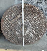 Gusseisen Schachtdeckel 67cm mit Rahmen