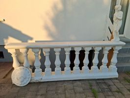 Balustrade mit Venusfigur und Sonnen-Gesicht aus Beton