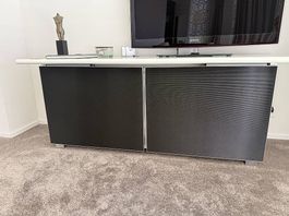 Lackschrank mit vielen Details