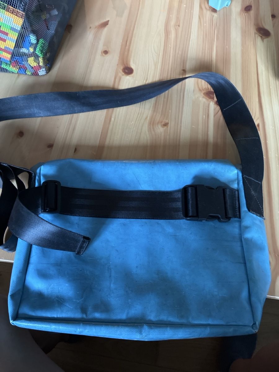 Freitag Borse: Freitag Tasche blau mit Loch – Usato da Mitlödi venduto da meyer-sabrina 8