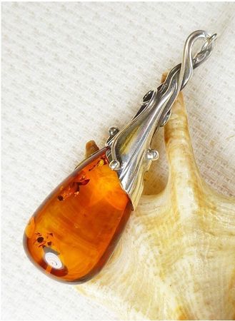 Pendentif en argent avec ambre naturel
