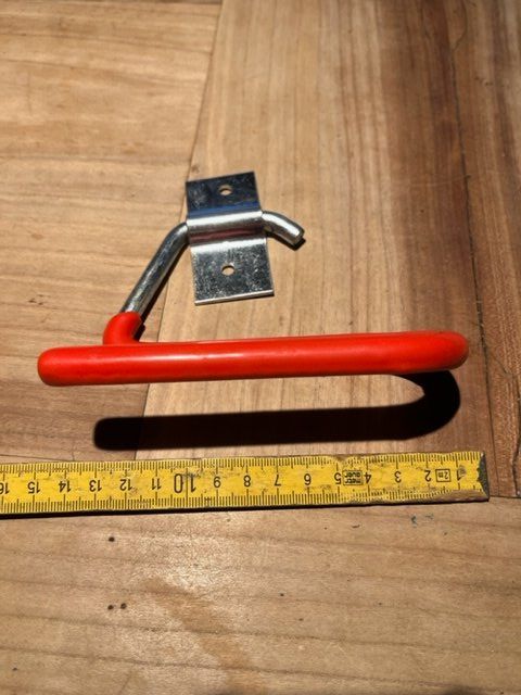 Wandhalterungen: 5 Stk. Skihalter Besenhalter – Neu (gemäss Beschreibung) aus Altbüron von Februar26 1