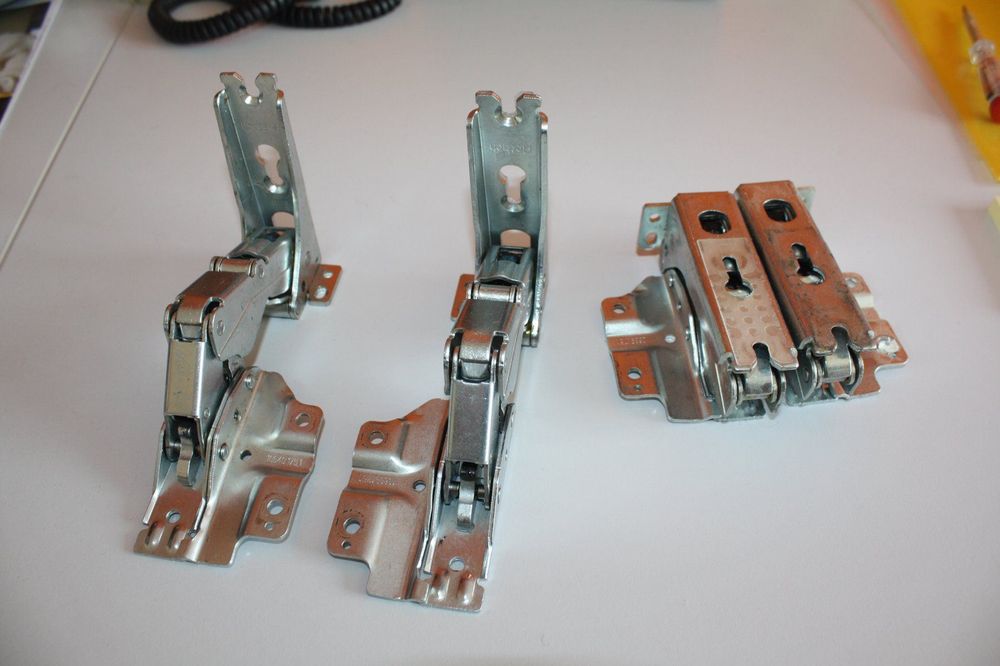 SPARES2GO Türscharnier-Set Für De Dietrich Kühlschrank/Gefrierschrank – 2 Scharniere + Dichtungen