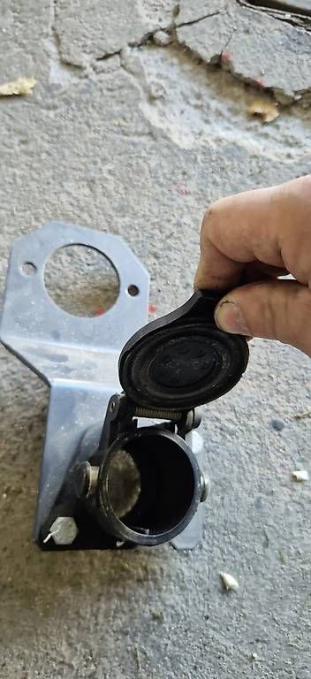 Ganci per rimorchio: Presa gancio traino – Usato da Villa Luganese venduto da Mility89