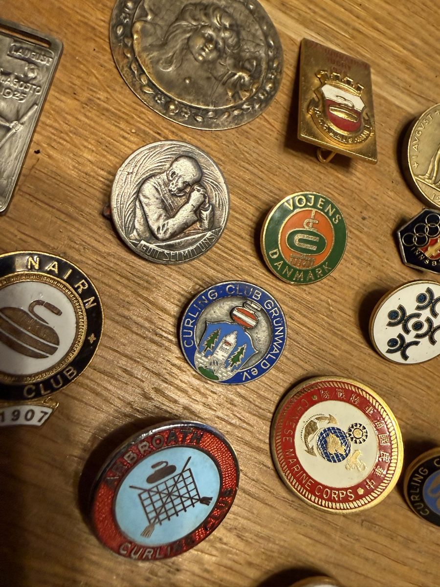 Placchette & Badge: Lot Pin Broschen Anhänger Abzeichen – Usato da Goldach venduto da Donpancho 8