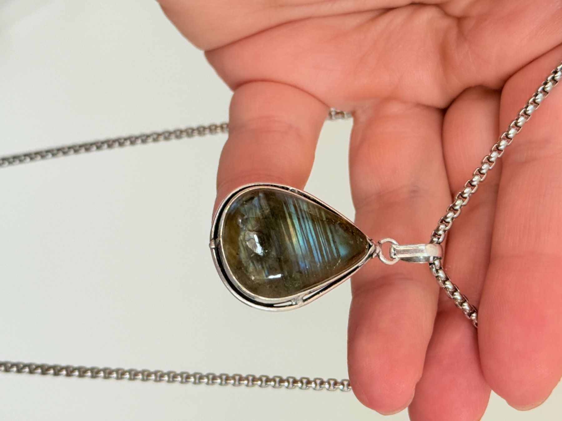 Catenine: Collier avec pendentif labradorite forme goutte – Nuovo e nell'imballaggio originale da Genève venduto da AGBERG 3