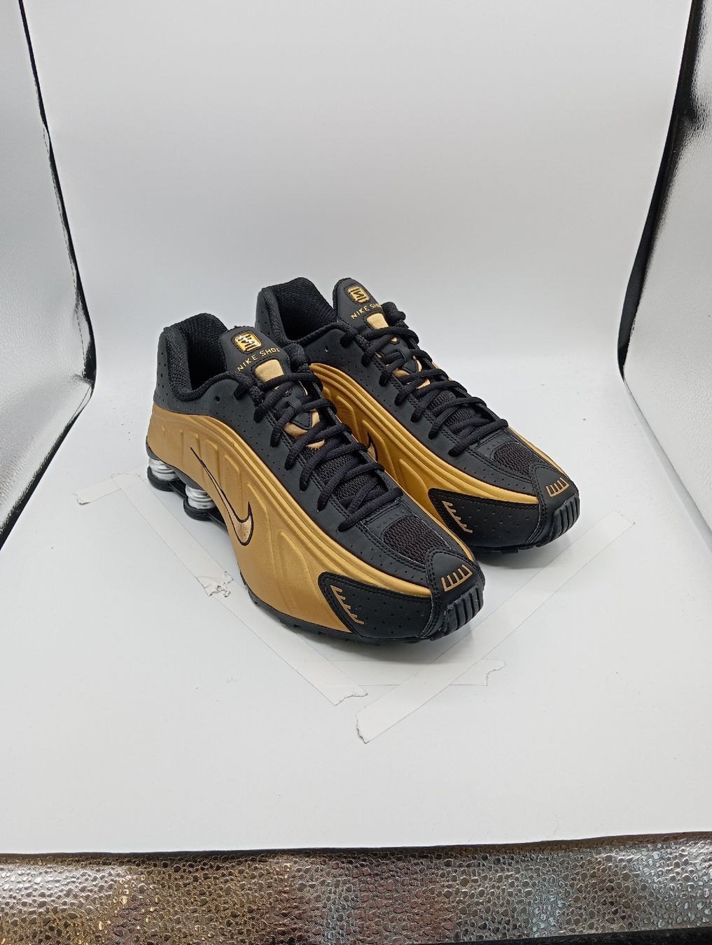 Nike Scarpe da uomo: Nike Shox R4 - Black Gold EU 44.5 – Nuovo e nell'imballaggio originale da Schaffhausen venduto da outlez 1
