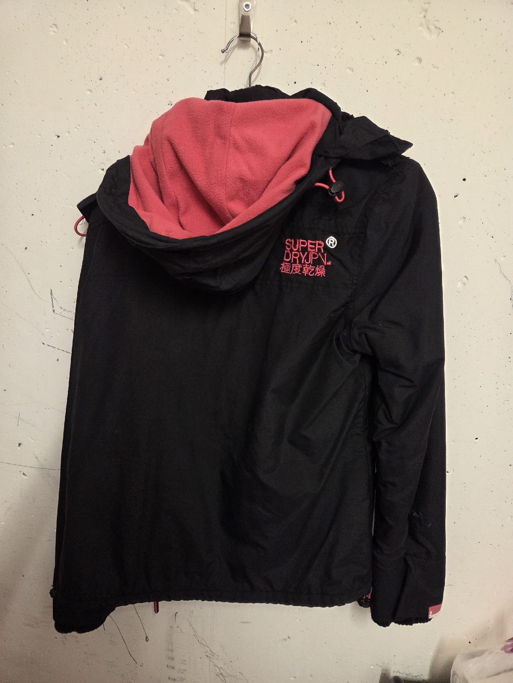 Superdry Giacche: Superdry Windcheater Jacke schwarz gebraucht – Usato da Subingen venduto da DENDLE20 4