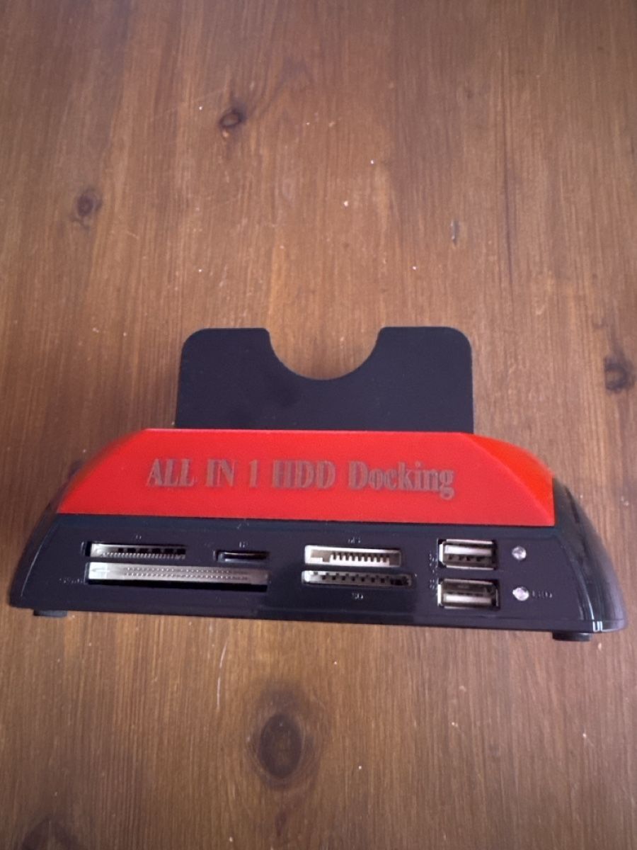 Docking station: All in 1 Card Reader Dockingstation rot/schwarz gebraucht – Neuf (Voir description) à rorschach par hot_qmr9 2