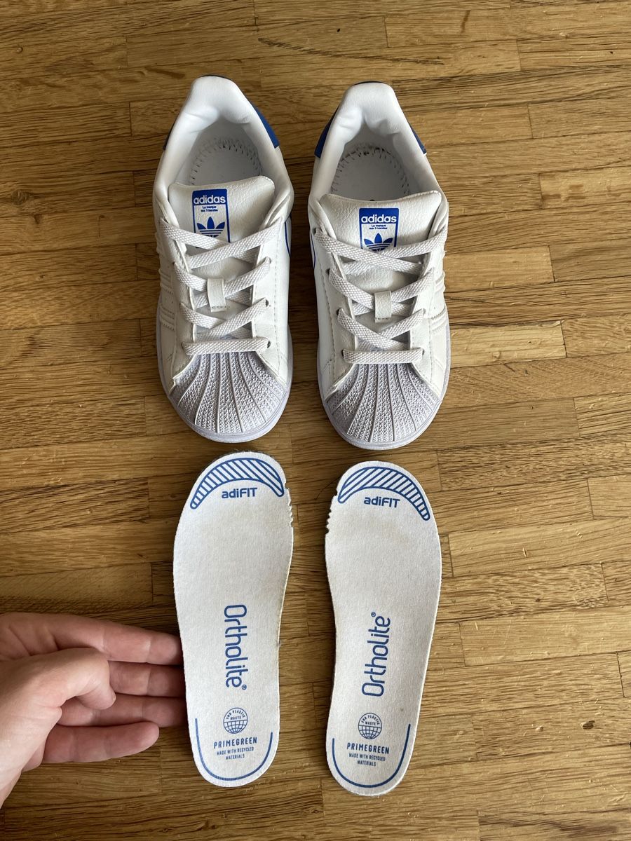 Adidas Scarpe per ragazzi: Kinder Adidas Superstar Gr 26 mit Karton – Nuovo (secondo la descrizione) da luzern venduto da plueschmors. 2