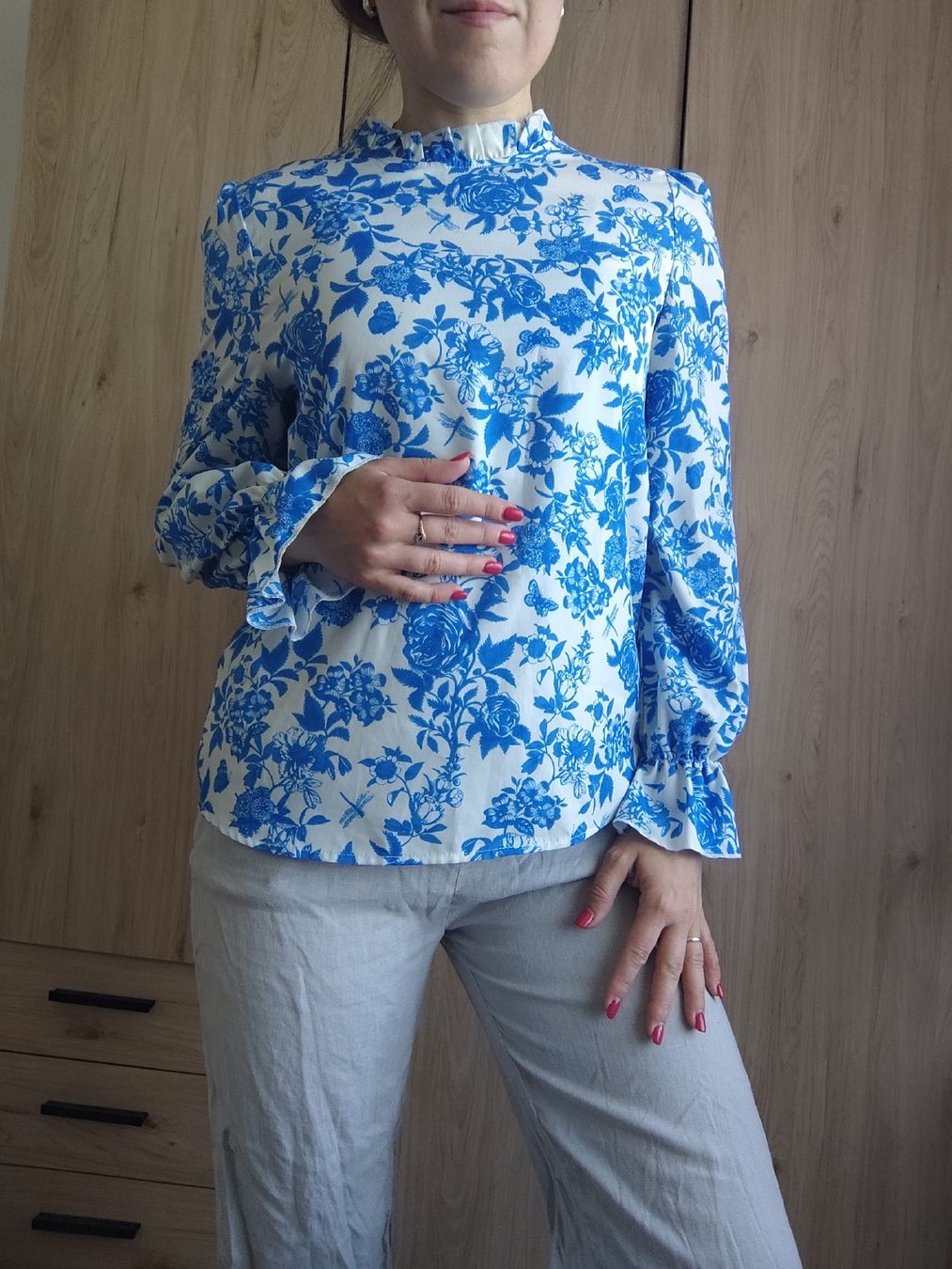 Tops: Blue Floral Blouse with Ruffled Sleeves - Size S – Gebraucht aus Mägenwil von VintageGirly