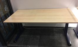 Schreibtisch höhenverstellbar Holzoptik blauer Fuss gut