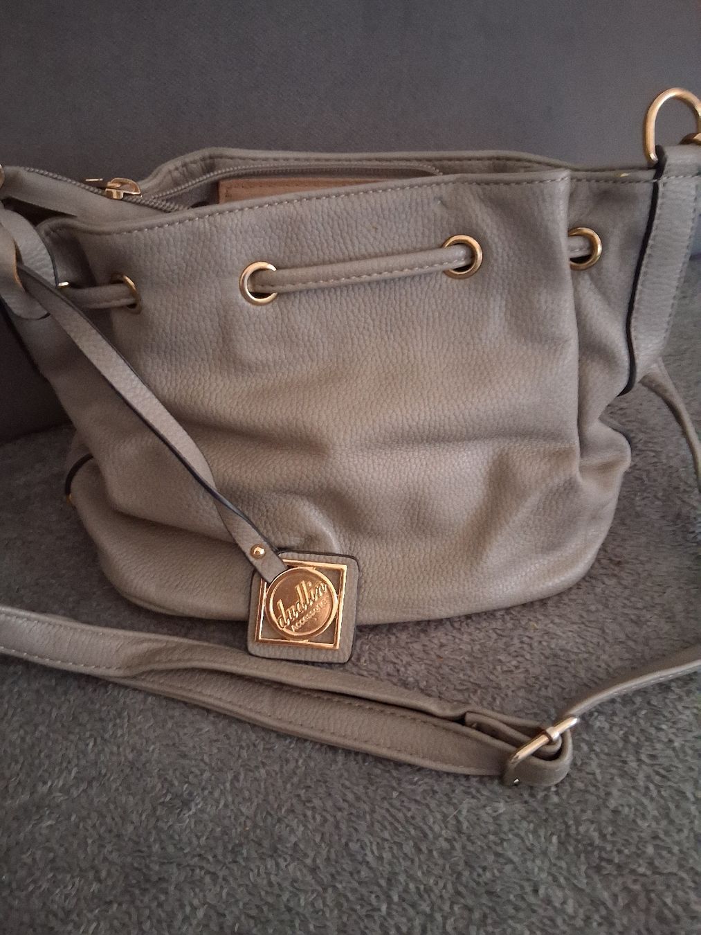 Borse da donna: Kleine graue Handtasche/Umhängetasche – Usato da Wolfenschiessen venduto da Ylvi21 2