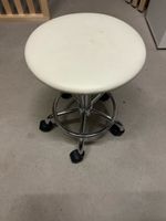 Weisser Drehhocker/Arbeitshocker mit Rollennd