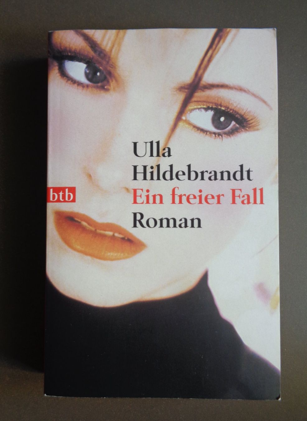 Libri: Ein freier Fall - Ulla Hildebrandt - Buch Roman – Usato da Jona venduto da Loki40