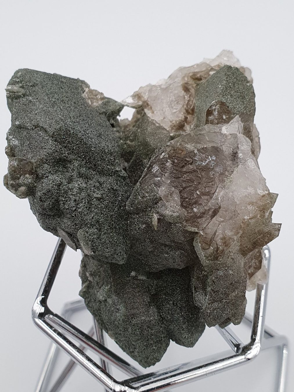 Mineralien & Heilsteine: Quarz mit Chlorit überzogen und Titaniten – Neu (gemäss Beschreibung) aus Holderbank SO von swiss-minerals
