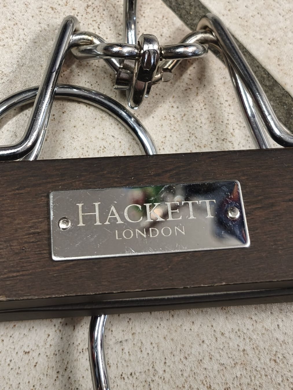 Appendiabiti: 2er Set Hackett Kleiderbuegel Holz Metall  – Nuovo (secondo la descrizione) da Emmetten venduto da SecondhandSiska 1