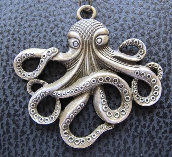 Ciondoli: Cthulhu Krake Octopus Anhänger mit Kette – Nuovo (secondo la descrizione) da Schwanden GL venduto da UHRKNALL 1