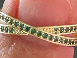 Jolie bague plaquée jaune 52 pierres fines  émeraudes