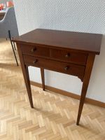 commode d'entrée en bois avec joli détail.