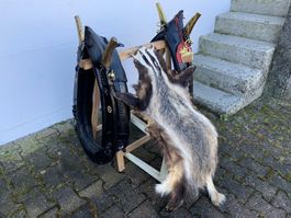 2 schöne Zürcher Fuhrkummete mit Dachsfell