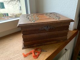 Antike Truhe / Schatulle aus Holz mit Messing & Schlüssel