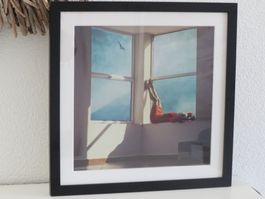 Fensterbild Frau mit Möwe in schwarzem Holzrahmen 39x39cm