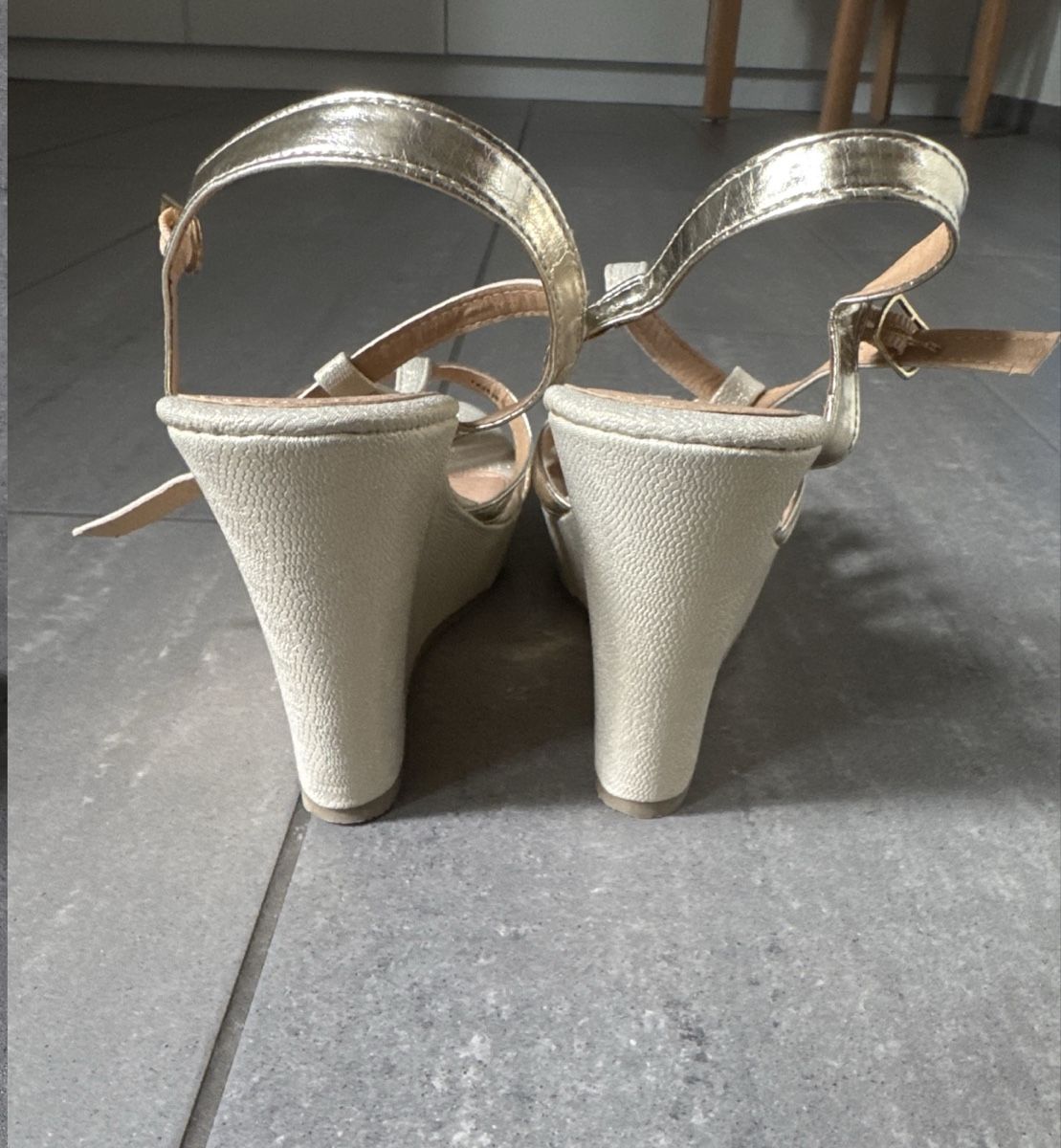 Scarpe da donna: Goldene Pumps – Nuovo (secondo la descrizione) da Bülach venduto da jes_s6yg 1