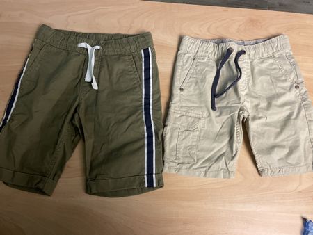 2 neue leichte stretch Shorts Gr.140