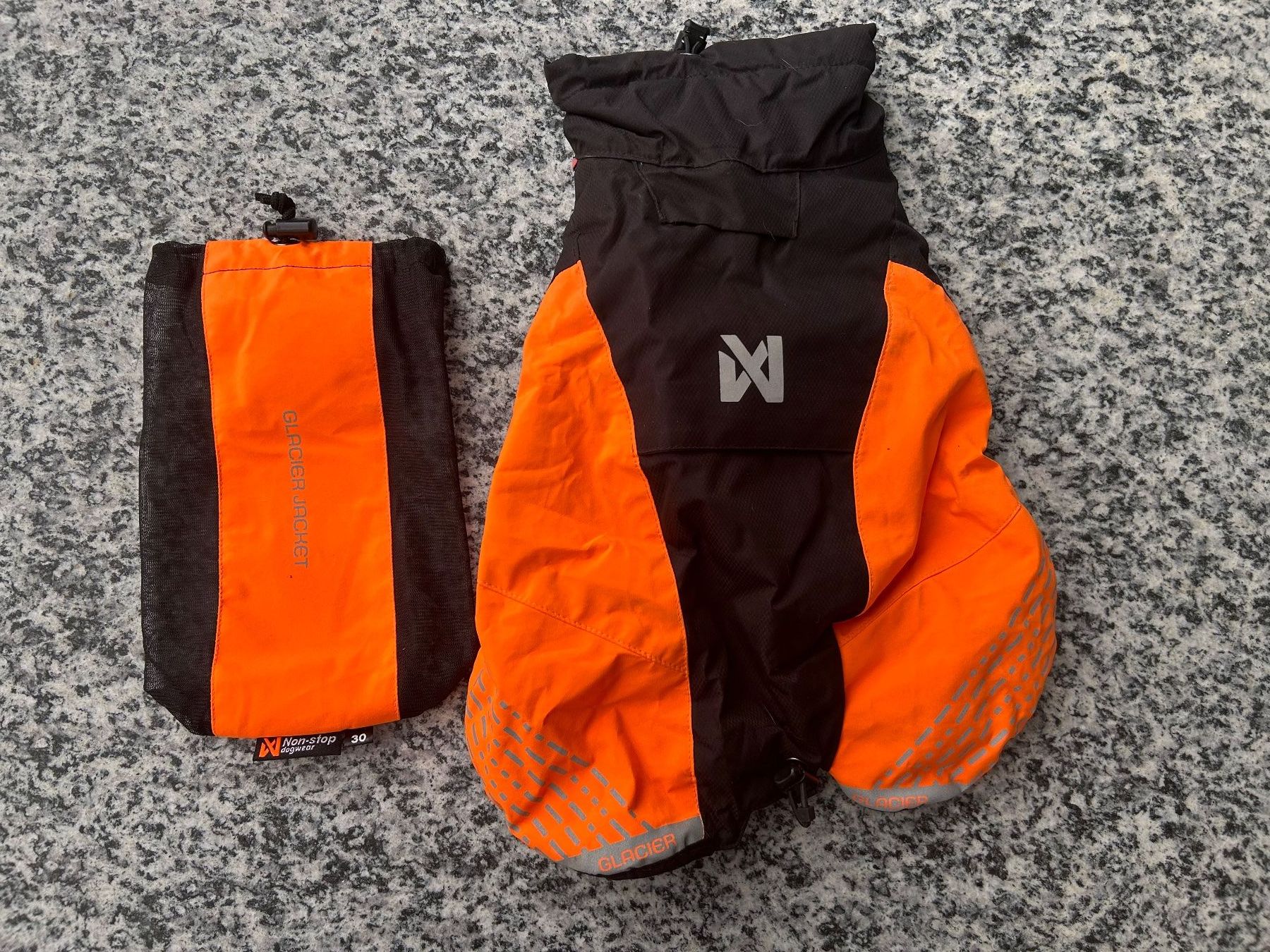 Non-Stop Dogwear Abbigliamento: Hundemantel Non-stop dogwear – Usato da Oberrüti venduto da Weimi03