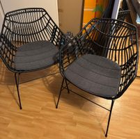 2 chaises de jardin design noir avec coussins gris.