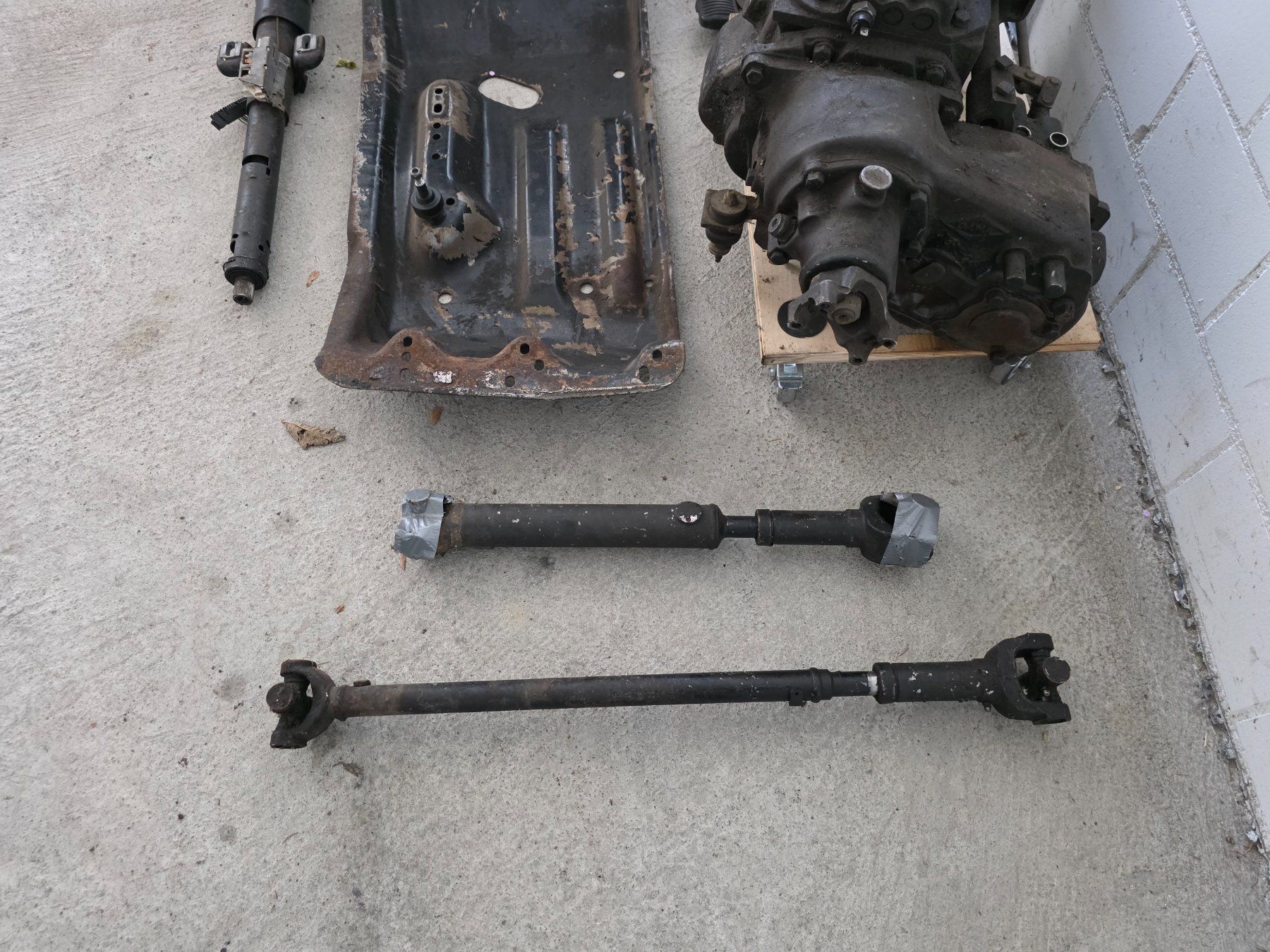 Jeep Tutti pezzi di ricambio auto: Jeep CJ7 schalt Getribe – Usato da Altendorf venduto da Heri6 4