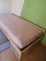 Bett mit Matratze