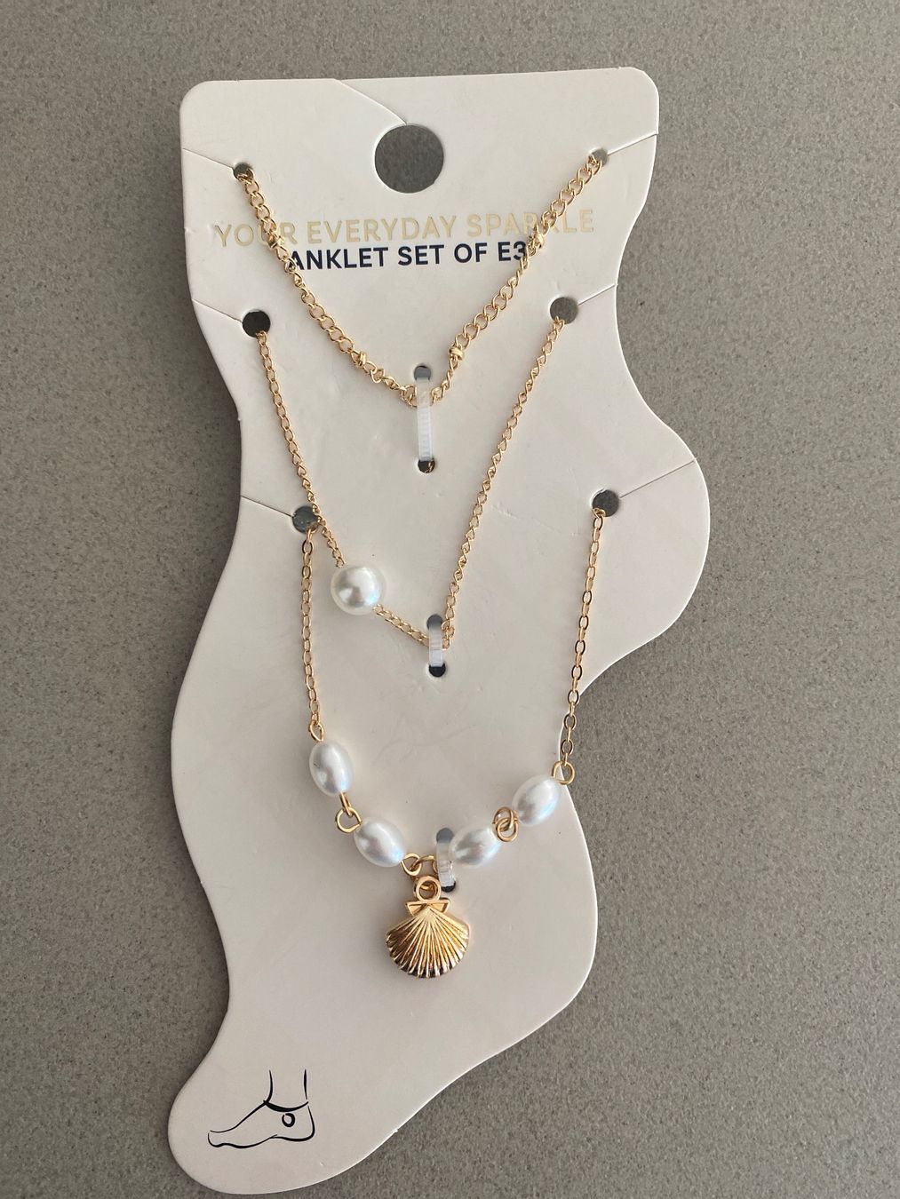 Altri gioielli: Ensemble de 3 chaînes de cheville dorées avec perles – Nuovo e nell'imballaggio originale da Chamoson venduto da Pince26