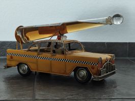 Deko Taxi Metall mit Whiskey Flasche