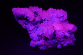 Calcit var. Manganoan (UV-Pink), Quarz, Galena, Arsenopyrit