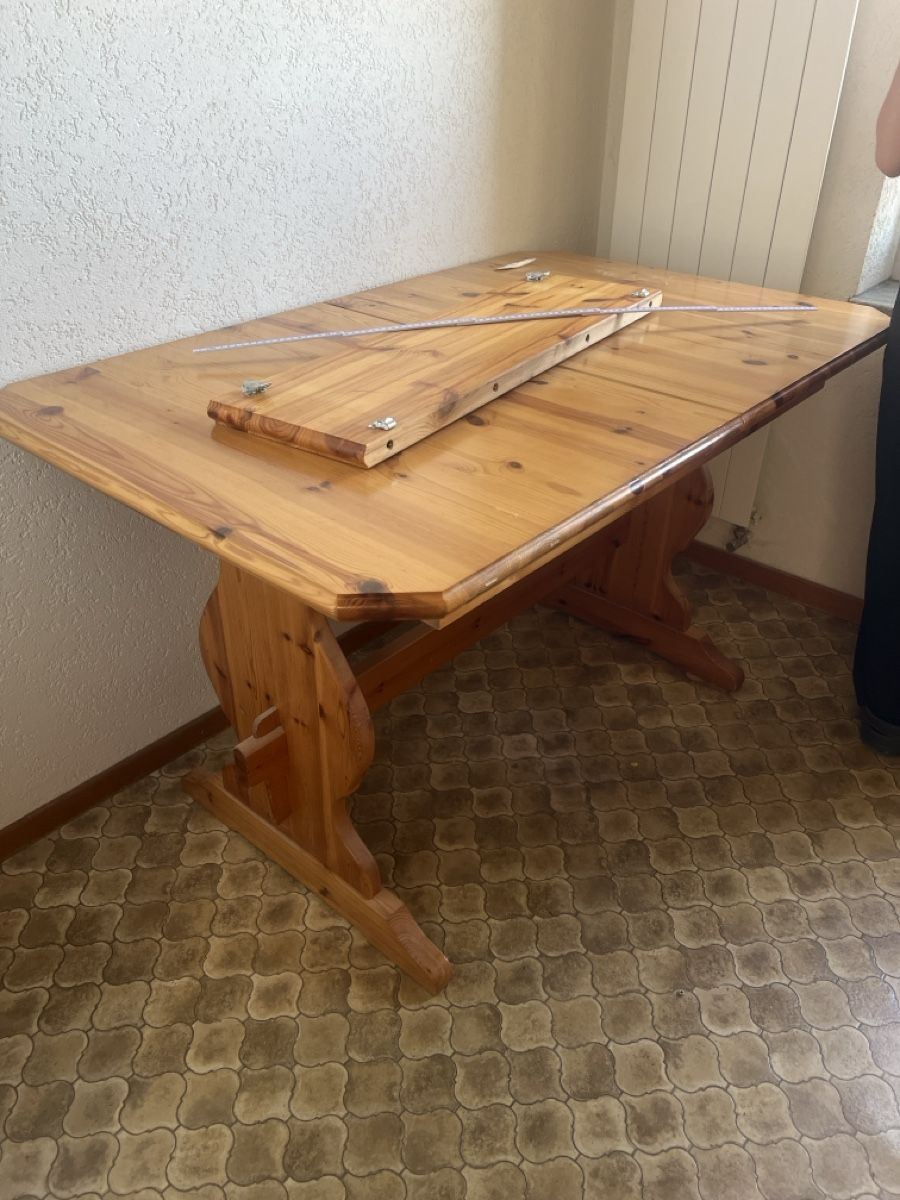 Set di tavolo e panche: Table en pin – Usato da glovelier venduto da juste_marie