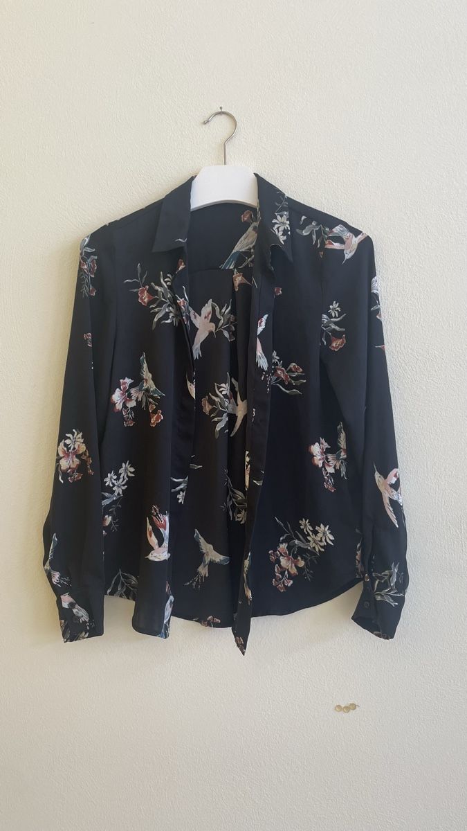 Camicette: Schwarze Bluse mit Blumen/Vogelmuster – Usato da Roggwil BE venduto da R..