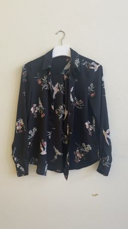 Schwarze Bluse mit Blumen/Vogelmuster