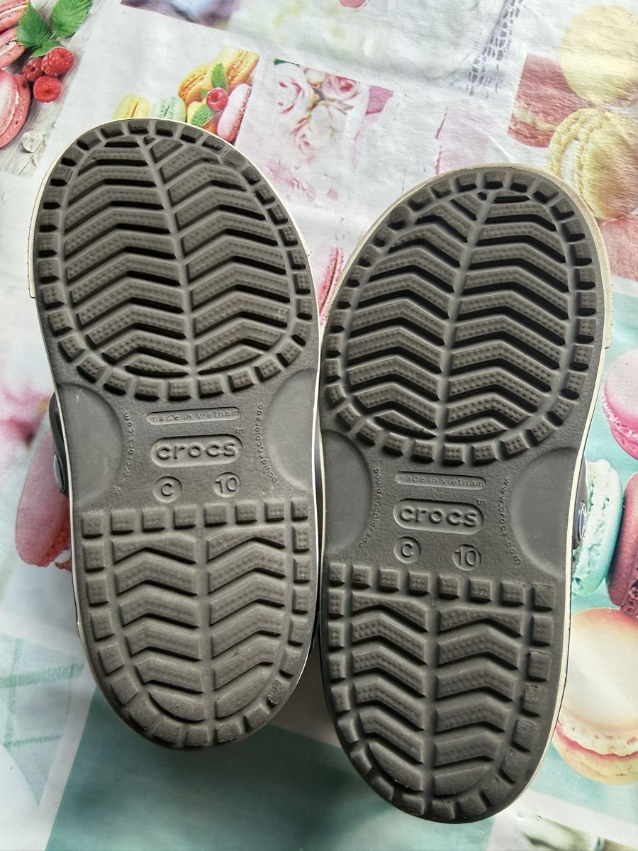 Scarpe per ragazzi: Kids' Crocs  10 C w/ Lightning McQueen Charms  – Usato da Adliswil venduto da cla_9qpg 1