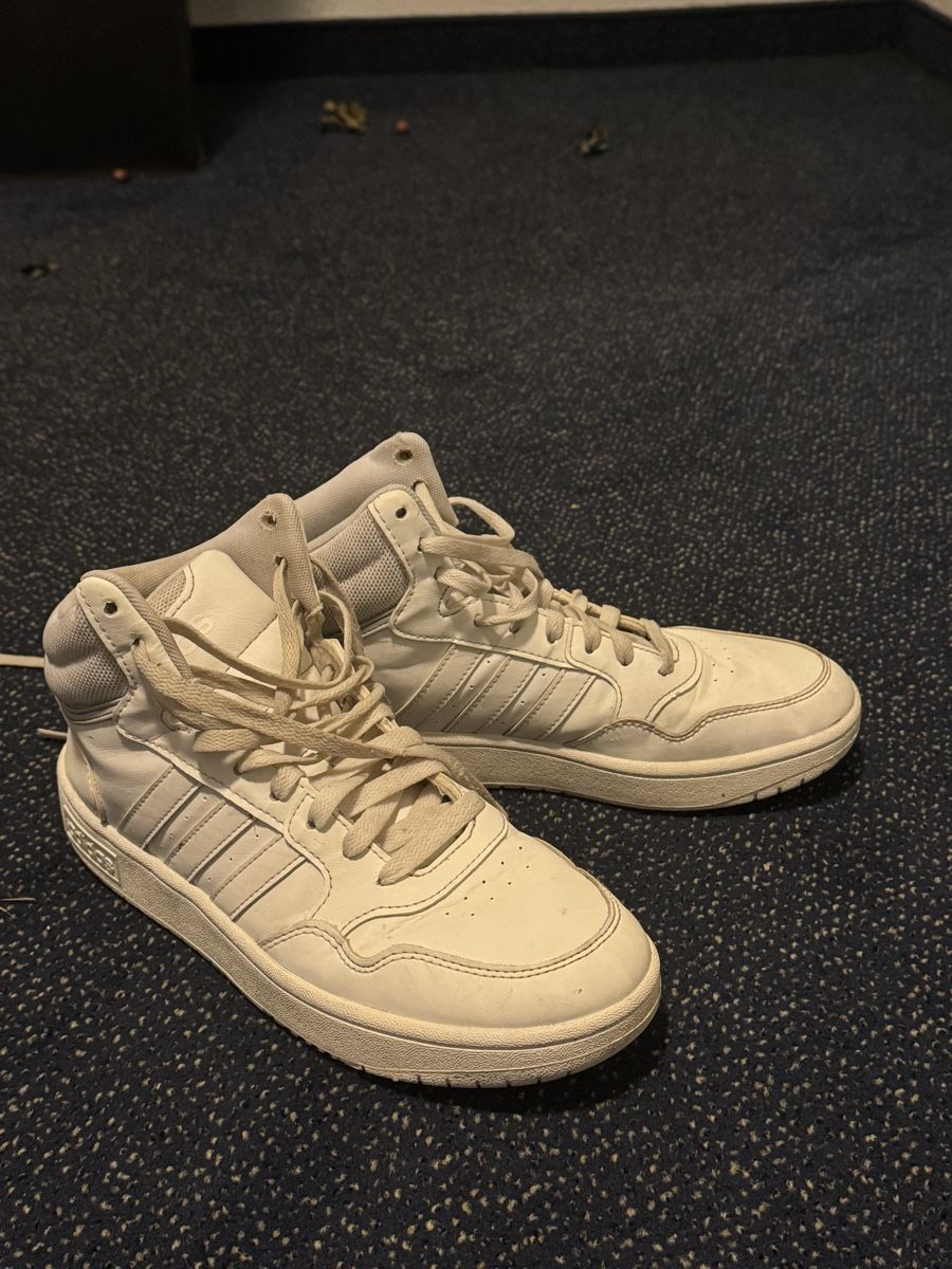 Adidas Herrenschuhe: Adidas Hoops 3.0 Mid Triple White – Gebraucht aus Wildegg von Myexlv